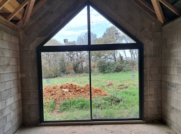 Focus Chantier : Pose d'une baie vitrée en aluminium près de Senonches (28)