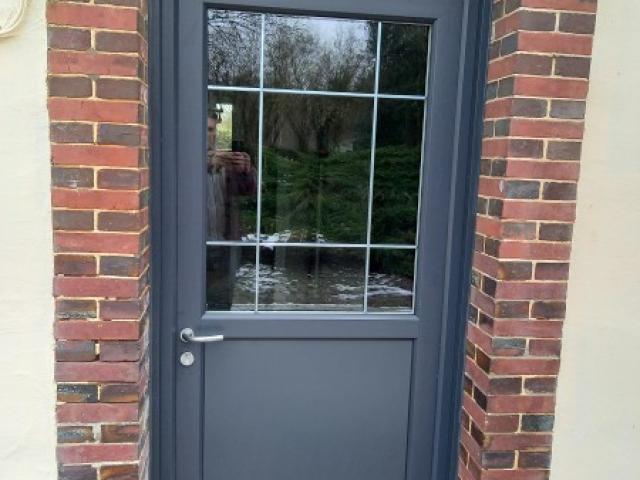 Fourniture et installation d'une porte d'entrée en PVC à Bémécourt (27160)