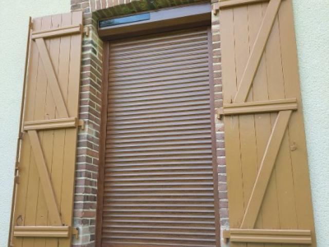 Volets roulants à énergie solaire couleur chêne doré, à COURTEILLES (27130)