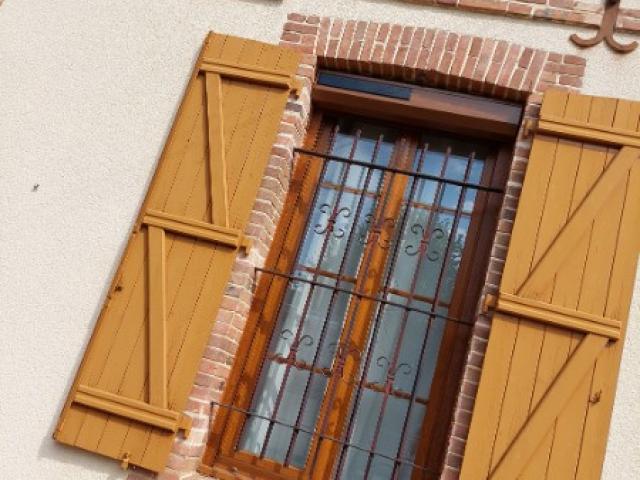 Volets roulants à énergie solaire couleur chêne doré, à COURTEILLES (27130)