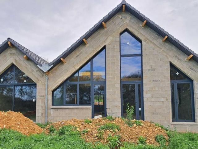 Maison en construction: installation de menuiseries en aluminium dans l'Eure-et-Loir