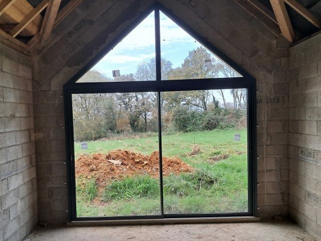Focus Chantier : Pose d'une baie vitrée en aluminium près de Senonches (28)