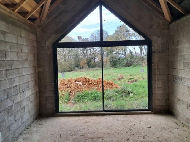 Maison en construction: installation de menuiseries en aluminium dans l'Eure-et-Loir
