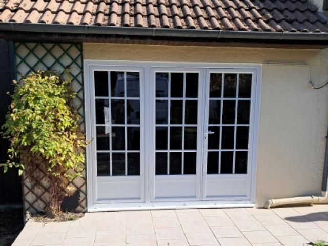 Pose d'une belle menuiserie PVC de fabrication française à Rueil-la-gadelière
