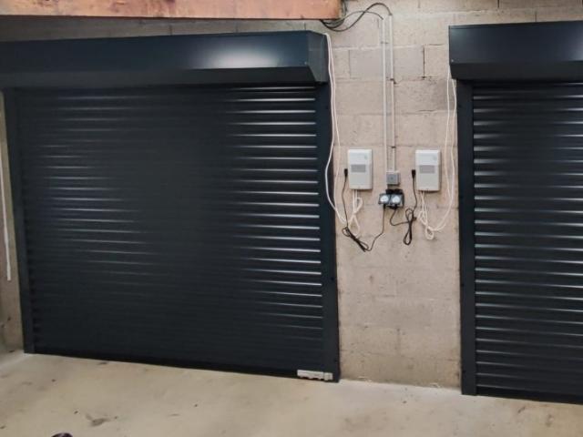 Installation de 2 portes de garage à enroulement à Sainte Marie d’ATTEZ (27160 )