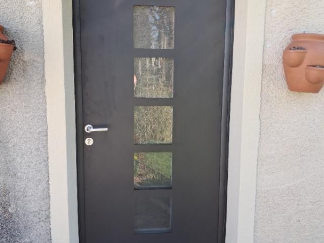 Zoom Chantier : Modernité bicolore pour cette porte d'entrée à Mesnil-sur-Iton