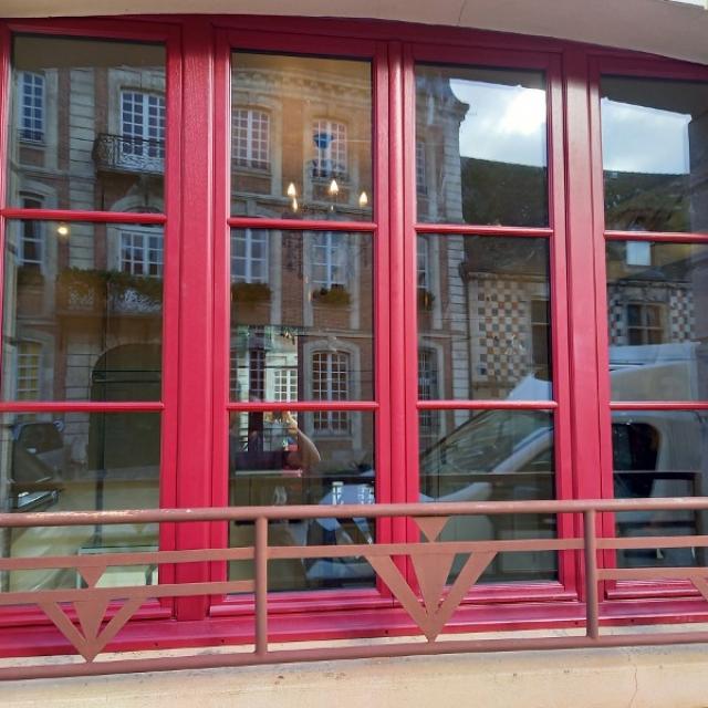 Installation d'une menuiserie en bois exotique rouge à VERNEUIL D'AVRE ET D'ITON
