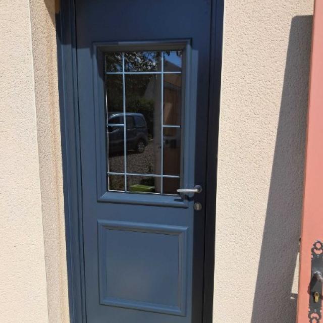 Fourniture et pose d’une porte d'entrée en ALU à Morvilliers (28 340) 