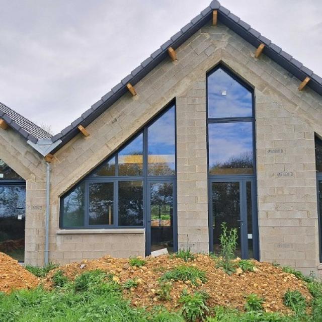 Maison en construction: installation de menuiseries en aluminium dans l'Eure-et-Loir