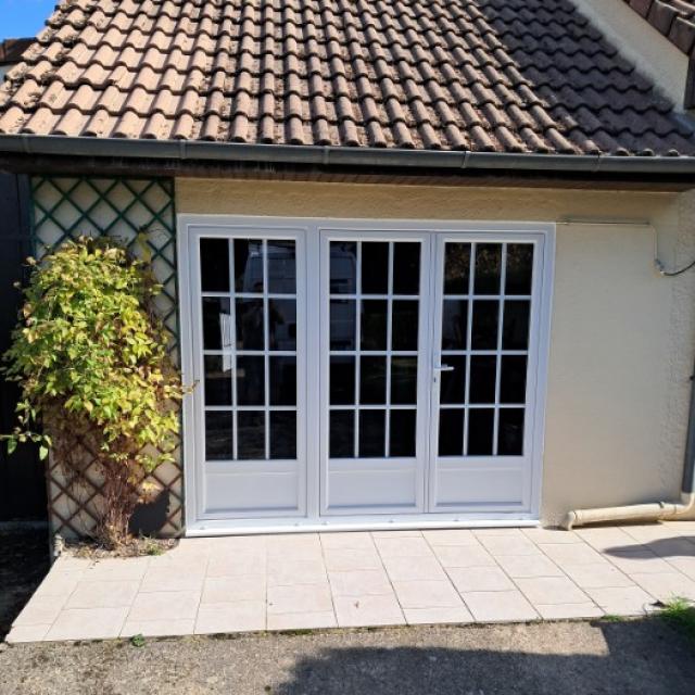 Pose d'une belle menuiserie PVC de fabrication française à Rueil-la-gadelière