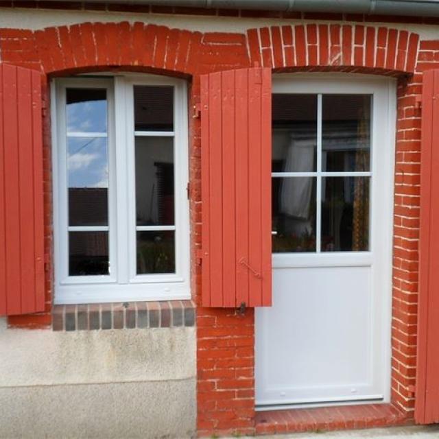 Ensemble porte et fenêtre PVC vue extérieure à VERT EN DROUAIS (28500)