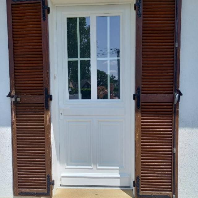 Fourniture et pose d'une porte d'entrée en PVC à VERT-EN-DROUAIS (28500)